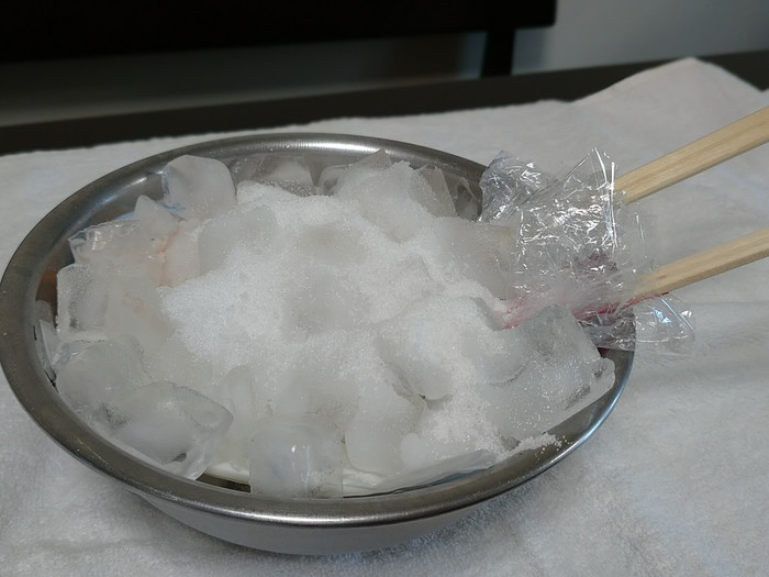 冷凍庫なしで氷と塩を使ってアイスキャンディーを作ろう かんたんにできる自由研究 小学生の夏休みテーマ選びに